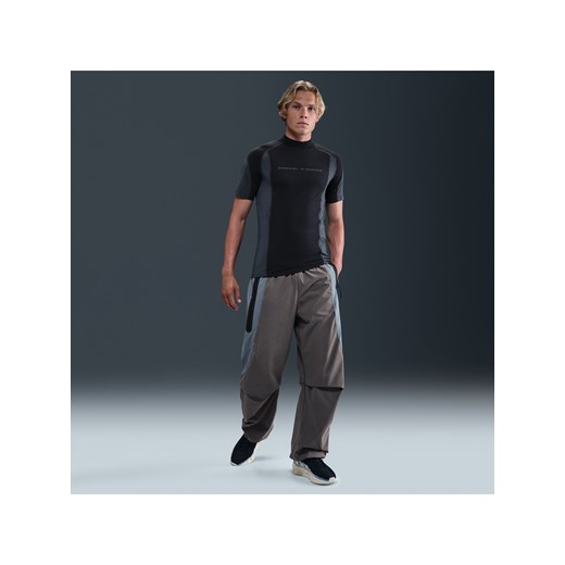 Męskie spodnie z tkaniny w kontrastowych kolorach o oversizowym kroju Dri-FIT Nike Tech - Szary ze sklepu Nike poland w kategorii Spodnie męskie - zdjęcie 185715996