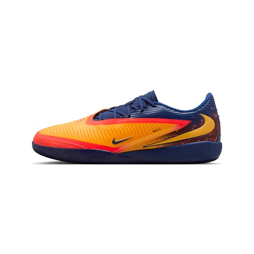 Halowe buty piłkarskie Nike Phantom 6 Low Academy „Erling Haaland” - Pomarańczowy ze sklepu Nike poland w kategorii Buty sportowe męskie - zdjęcie 185716037