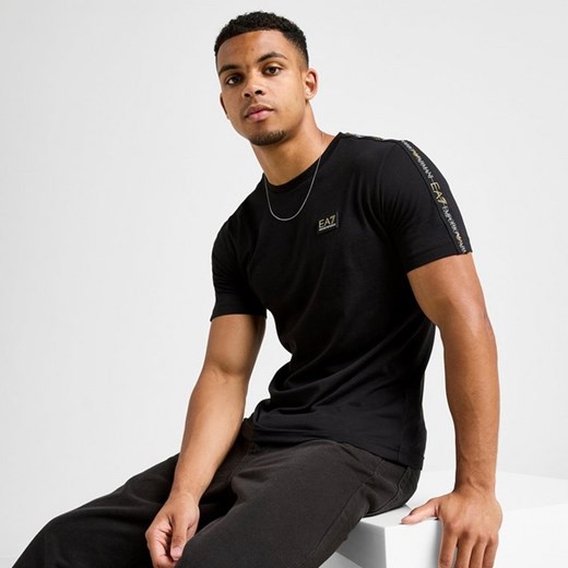 EMPORIO ARMANI 7 T-SHIRT TAPE BADGE T BLK ze sklepu JD Sports  w kategorii T-shirty męskie - zdjęcie 185724685