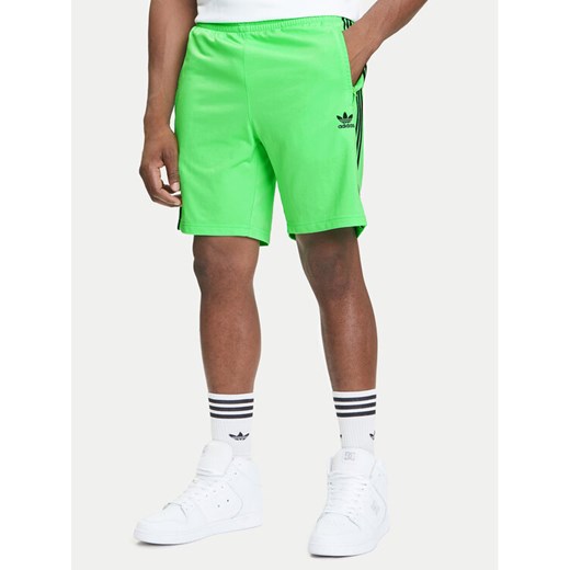 adidas Szorty sportowe adicolor Firebird JY1340 Zielony Regular Fit ze sklepu MODIVO w kategorii Spodenki męskie - zdjęcie 185731068