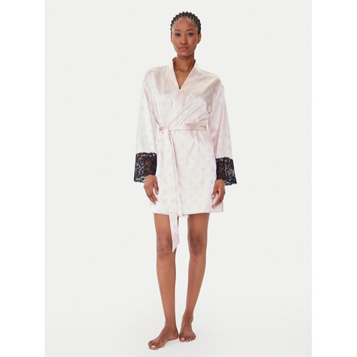 Guess Szlafrok O5BX08 W4732 Różowy Relaxed Fit ze sklepu MODIVO w kategorii Szlafroki damskie - zdjęcie 185737779