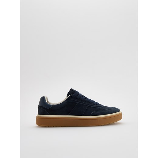 Reserved - Zamszowe sneakersy - granatowy ze sklepu Reserved w kategorii Buty sportowe męskie - zdjęcie 185751569