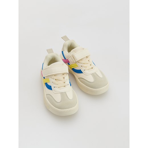Reserved - Sneakersy z imitacji skóry - biały ze sklepu Reserved w kategorii Buty sportowe dziecięce - zdjęcie 185751709