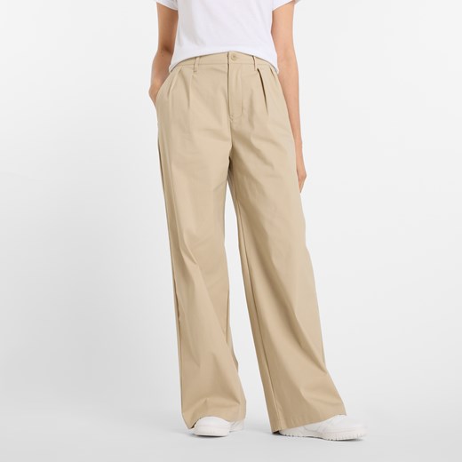 Spodnie damskie New Balance WP51538SOT – beżowe ze sklepu New Balance Poland w kategorii Spodnie damskie - zdjęcie 185753096