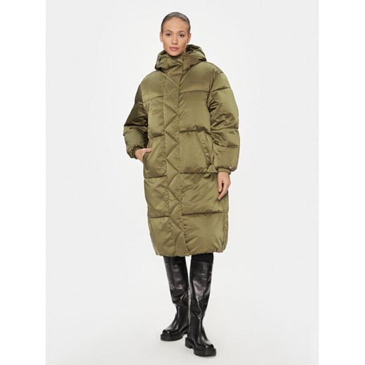 Tommy Jeans Płaszcz zimowy Satin DW0DW16587 Zielony Relaxed Fit ze sklepu MODIVO w kategorii Płaszcze damskie - zdjęcie 185761136