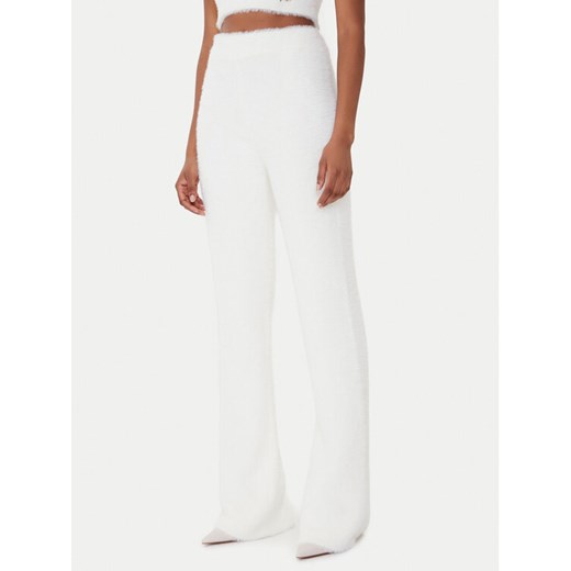 Guess Spodnie dzianinowe O5BB03 Z1282 Écru Flare Fit ze sklepu MODIVO w kategorii Spodnie damskie - zdjęcie 185761638