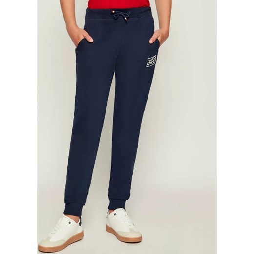 Tommy Hilfiger Spodnie dresowe | Regular Fit ze sklepu Gomez Fashion Store w kategorii Spodnie chłopięce - zdjęcie 185776155
