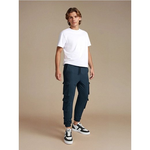 Sinsay - Spodnie jogger cargo - green spruce ze sklepu Sinsay w kategorii Spodnie męskie - zdjęcie 185787147