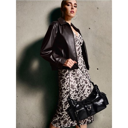 Sinsay - Torebka hobo z ozdobnymi kieszeniami - czarny - id: 555EK-99X - marki Sinsay - 185787358 Sinsay - Torebka hobo z ozdobnymi kieszeniami - czarny ze sklepu Sinsay w kategorii Torebki damskie - zdjęcie 185787358
