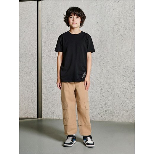 Sinsay - Luźne spodnie jogger z kieszeniami cargo - beżowy - id: 711EN-80X - marki Sinsay - 185787406 Sinsay - Luźne spodnie jogger z kieszeniami cargo - beżowy ze sklepu Sinsay w kategorii Spodnie chłopięce - zdjęcie 185787406