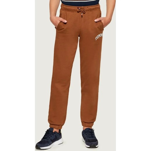 Tommy Hilfiger Spodnie dresowe VARSITY RAISED | Regular Fit ze sklepu Gomez Fashion Store w kategorii Spodnie chłopięce - zdjęcie 185788607