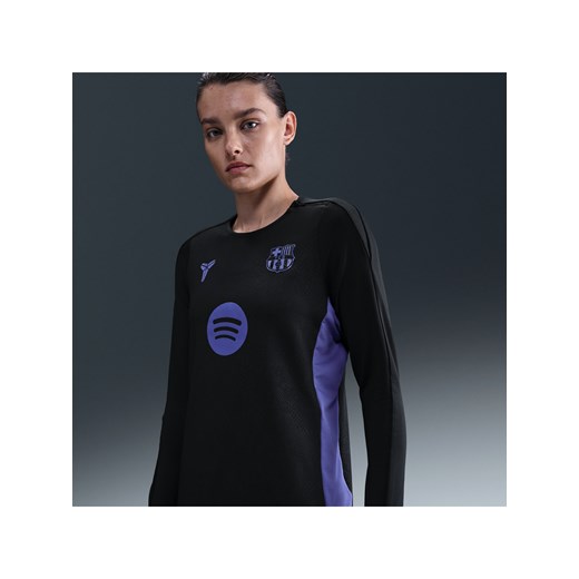Damska przedmeczowa koszulka piłkarska z półokrągłym dekoltem Kobe Dri-FIT FC Barcelona Strike (wersja wyjazdowa) - Czerń ze sklepu Nike poland w kategorii Bluzki damskie - zdjęcie 185795755