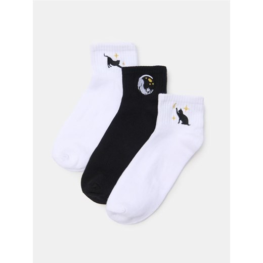 Sinsay - Prążkowane skarpetki z haftem 3 pack - biały ze sklepu Sinsay w kategorii Skarpetki damskie - zdjęcie 185804079