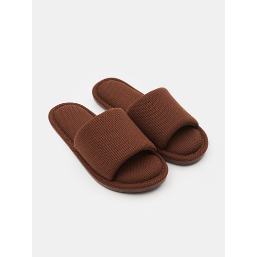Sinsay - Prążkowane kapcie wsuwane - brązowy Sinsay 40/41 Sinsay
