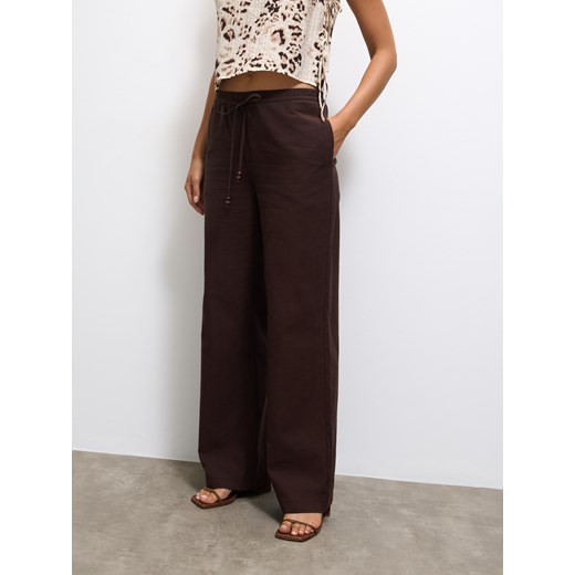 Mohito - Bawełniane brązowe spodnie - brązowy Mohito 32 Mohito