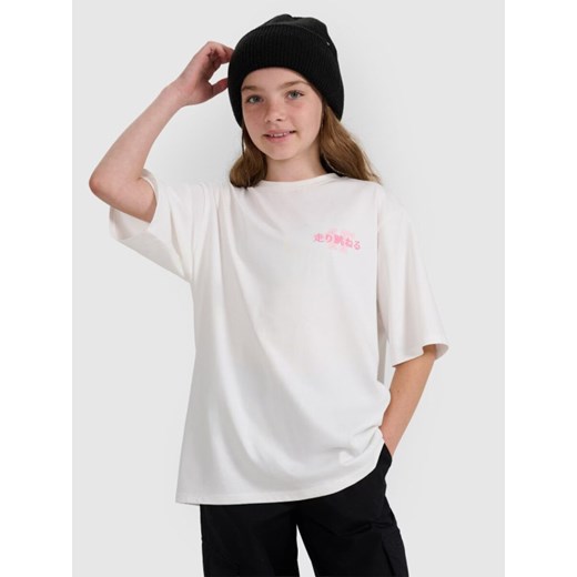 Dziewczęcy t-shirt oversize z nadrukiem 4F 4FJRAW25TTSHF2935 - biały ze sklepu Sportstylestory.com w kategorii Bluzki dziewczęce - zdjęcie 185837446