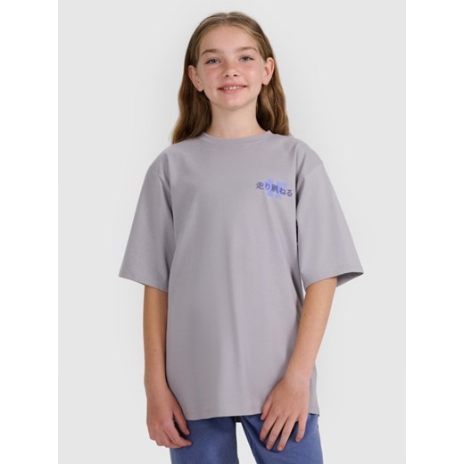 Dziewczęcy t-shirt oversize z nadrukiem 4F 4FJRAW25TTSHF2935 - szary ze sklepu Sportstylestory.com w kategorii Bluzki dziewczęce - zdjęcie 185837455