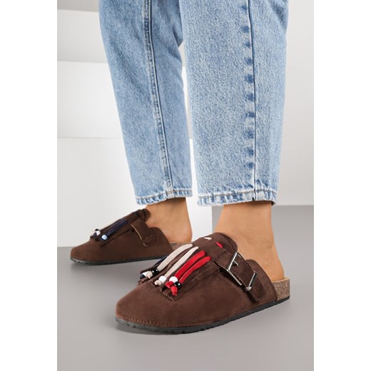 Brązowe Klapki Mule w Stylu Boho z Ozdobnymi Frędzlami Varre 39 born2be.pl