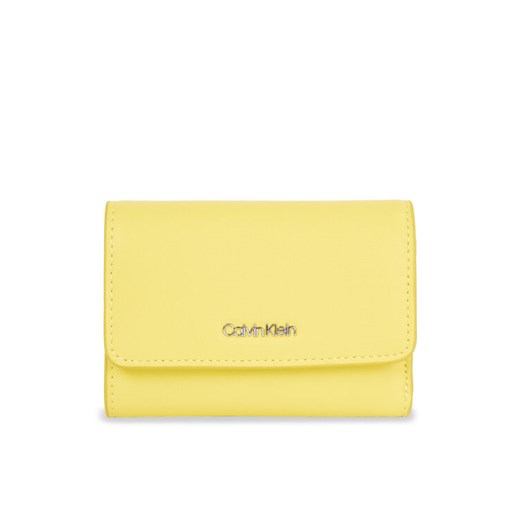 Mały Portfel Damski Calvin Klein Ck Must Small Trifold K60K611934 Żółty ze sklepu eobuwie.pl w kategorii Portfele damskie - zdjęcie 185860706