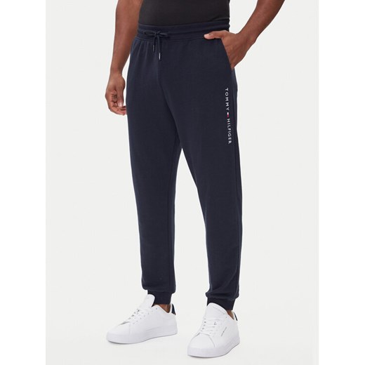 Tommy Hilfiger Spodnie dresowe UM0UM03664 Granatowy Regular Fit ze sklepu MODIVO w kategorii Spodnie męskie - zdjęcie 185869135