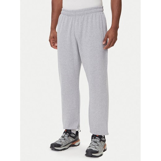 The North Face Spodnie dresowe Expedition Celebration NF0A8E3E Szary Relaxed Fit ze sklepu MODIVO w kategorii Spodnie męskie - zdjęcie 185869138