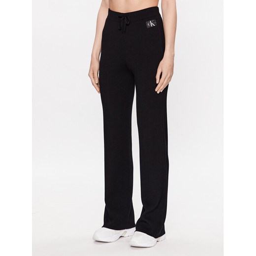 Calvin Klein Jeans Spodnie dresowe J20J222114 Czarny Relaxed Fit ze sklepu MODIVO w kategorii Spodnie damskie - zdjęcie 185870159