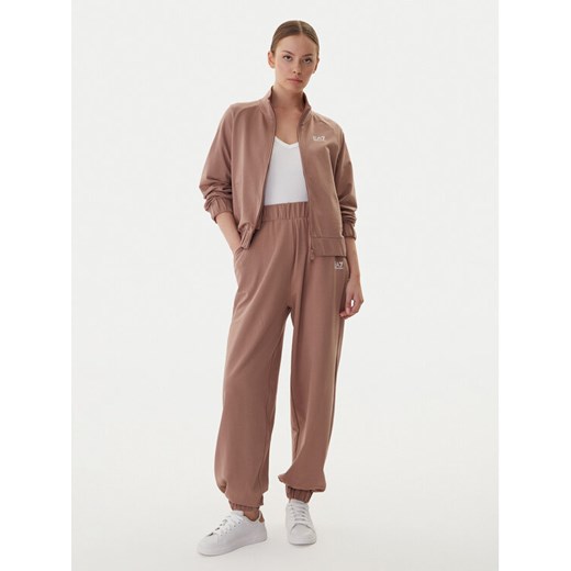 EA7 Emporio Armani Dres 7W000118 AF13135 U6108 Brązowy Regular Fit ze sklepu MODIVO w kategorii Dresy damskie - zdjęcie 185870437
