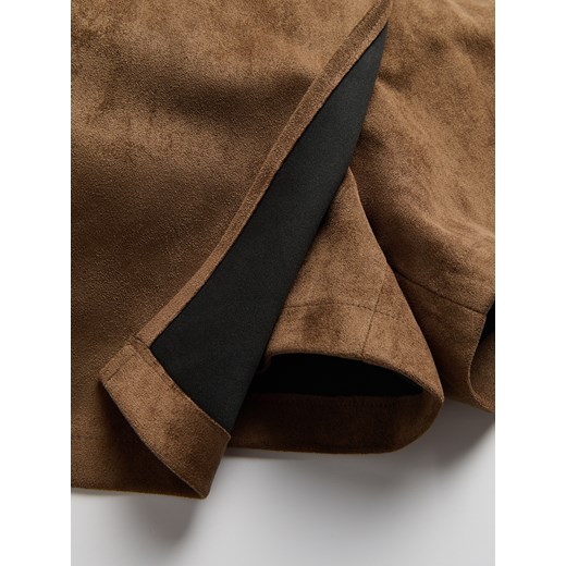 Reserved - Szorty z zakładką - beżowy Reserved M Reserved