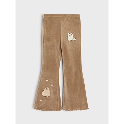 Sinsay - Spodnie flare z falbanami i naszywkami Pusheen - brązowy Sinsay 116 (5-6 l) Sinsay