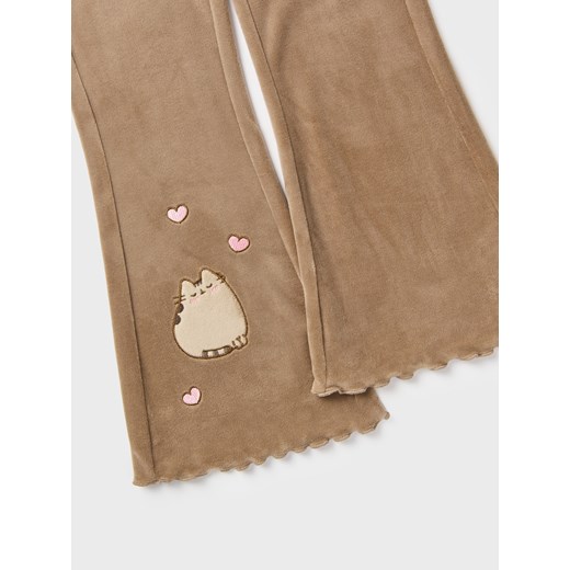 Sinsay - Spodnie flare z falbanami i naszywkami Pusheen - brązowy Sinsay 116 (5-6 l) Sinsay