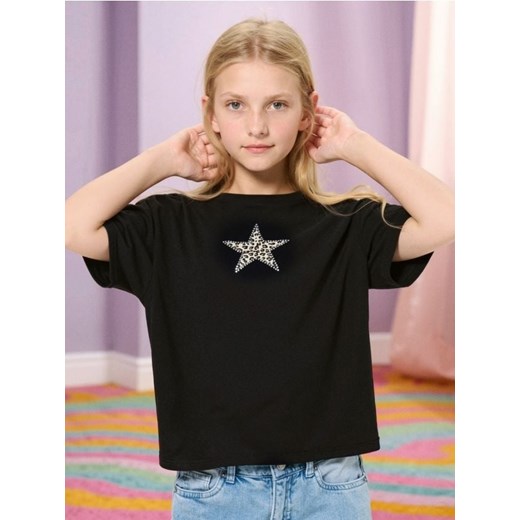 Sinsay - Bawełniana koszulka z błyszczącą aplikacją - czarny ze sklepu Sinsay w kategorii T-shirty chłopięce - zdjęcie 185894548
