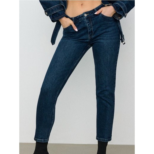 Sinsay - Spodnie jeansowe mom comfort fit - granatowy ze sklepu Sinsay w kategorii Jeansy damskie - zdjęcie 185895318