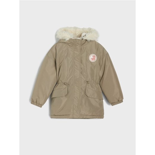 Sinsay - Kurtka ze sztucznym futerkiem z regulowanym pasem - khaki - id: 879DX-87X - marki Sinsay - 185895339 Sinsay - Kurtka ze sztucznym futerkiem z regulowanym pasem - khaki ze sklepu Sinsay w kategorii Kurtki chłopięce - zdjęcie 185895339