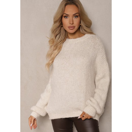 Jasnobeżowy Klasyczny Sweter z Wełną i Wiskozą o Luźnym Kroju Omethea - id: 30565-1005-299-CREAM - marki Renee - 185920638 Jasnobeżowy Klasyczny Sweter z Wełną i Wiskozą o Luźnym Kroju Omethea ze sklepu renee.pl w kategorii Swetry damskie - zdjęcie 185920638