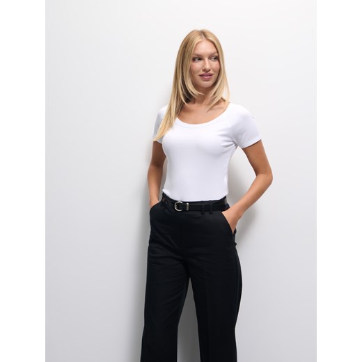 Mohito - T-shirt basic - biały ze sklepu Mohito w kategorii Bluzki damskie - zdjęcie 185927805