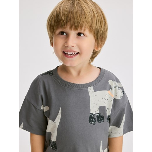 Reserved - T-shirt oversize z nadrukiem - ciemnoszary - id: 128FO-90X - marki Reserved - 185930267 Reserved - T-shirt oversize z nadrukiem - ciemnoszary ze sklepu Reserved w kategorii T-shirty chłopięce - zdjęcie 185930267