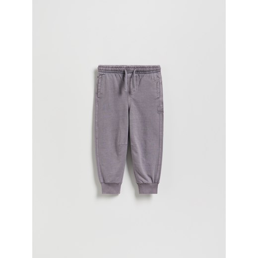 Reserved - Bawełniane spodnie jogger - fioletowy - id: 179FI-48X - marki Reserved - 185931198 Reserved - Bawełniane spodnie jogger - fioletowy ze sklepu Reserved w kategorii Spodnie chłopięce - zdjęcie 185931198
