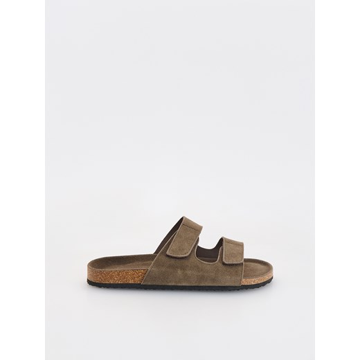 Reserved - Zamszowe klapki - ciemnobrązowy ze sklepu Reserved w kategorii Klapki męskie - zdjęcie 185931638