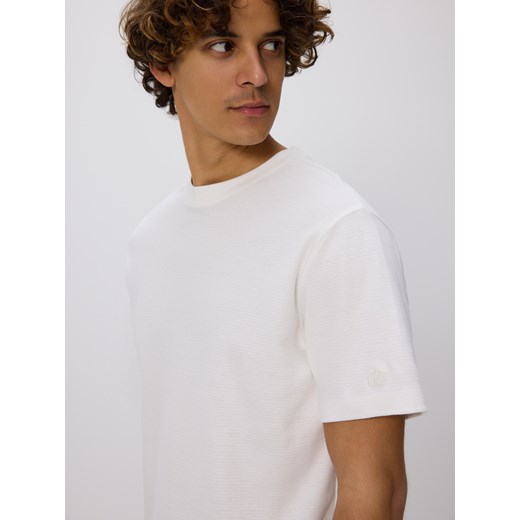 Reserved - Strukturalny t-shirt comfort fit - złamana biel ze sklepu Reserved w kategorii T-shirty męskie - zdjęcie 185932487