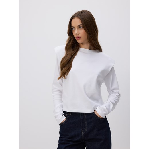 Reserved - Longsleeve z poduszkami na ramionach - złamana biel ze sklepu Reserved w kategorii Bluzki damskie - zdjęcie 185932829