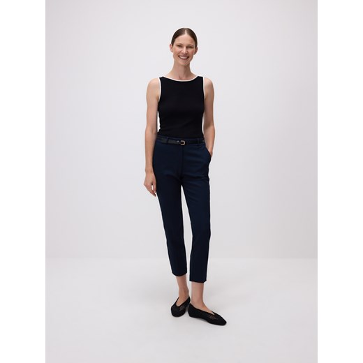 Reserved - Spodnie cygaretki z paskiem - granatowy ze sklepu Reserved w kategorii Spodnie damskie - zdjęcie 185933719