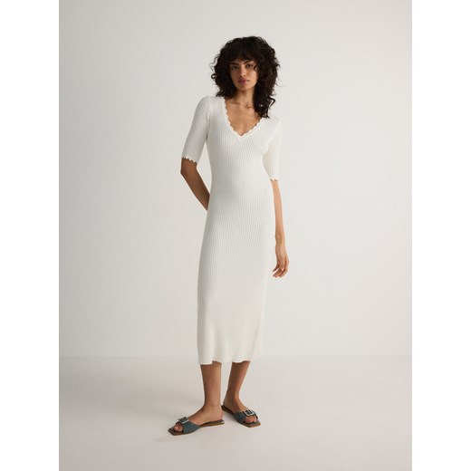 Reserved - Dzianinowa sukienka z dekoracyjnym wykończeniem - złamana biel Reserved XS promocja Reserved