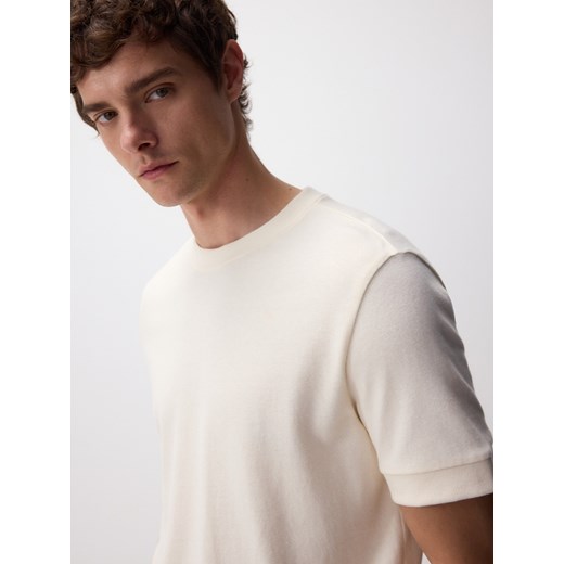 Reserved - T-shirt regular z bawełny - złamana biel ze sklepu Reserved w kategorii T-shirty męskie - zdjęcie 185936836