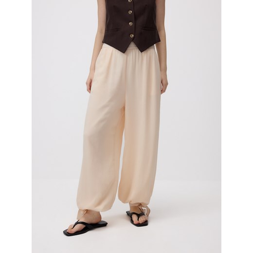 Reserved - Spodnie jogger z wiązaniem - brzoskwiniowy ze sklepu Reserved w kategorii Spodnie damskie - zdjęcie 185937456