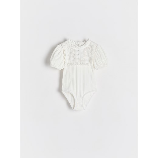 Reserved - Bawełniane body z falbaną - złamana biel Reserved 5-2 lata) Reserved promocja
