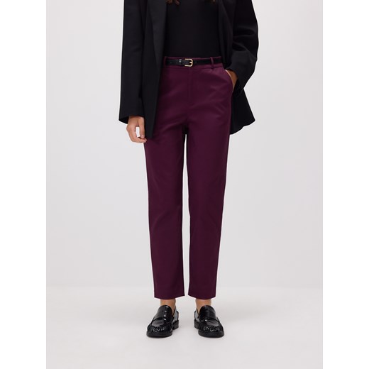 Reserved - Spodnie cygaretki z paskiem - burgundowy ze sklepu Reserved w kategorii Spodnie damskie - zdjęcie 185938609