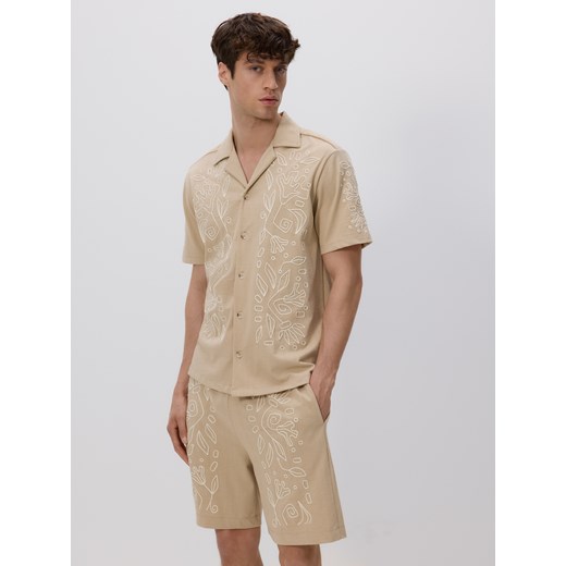 Reserved - Koszula regular z haftem - beżowy ze sklepu Reserved w kategorii Koszule męskie - zdjęcie 185940176