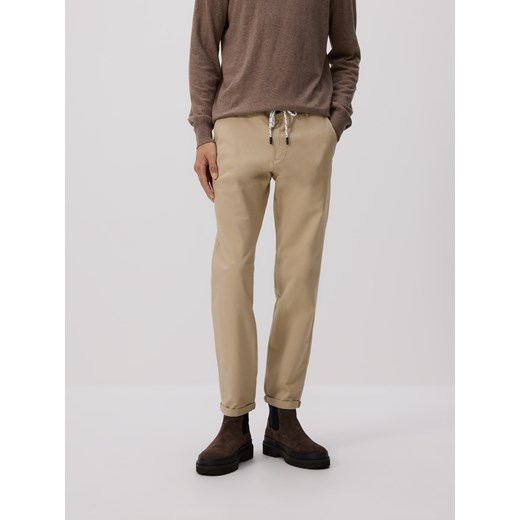 Reserved - Bawełniane spodnie chino slim - beżowy ze sklepu Reserved w kategorii Spodnie męskie - zdjęcie 185941005