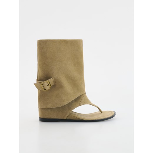 Reserved - Zamszowe sandały z cholewką - beżowy ze sklepu Reserved w kategorii Torby letnie - zdjęcie 185941308