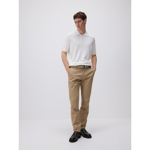 Reserved - Spodnie chino slim z paskiem - beżowy ze sklepu Reserved w kategorii Spodnie męskie - zdjęcie 185941536